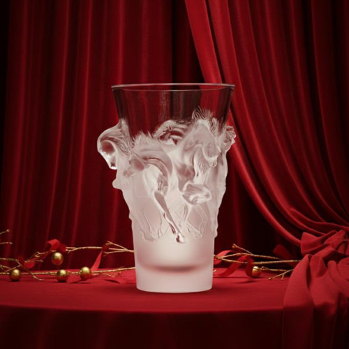Equus vase  10207200